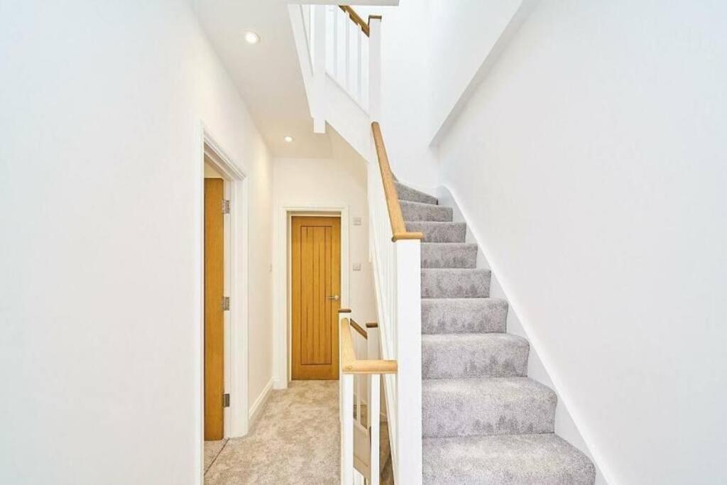 Spacious 4Br House, London, Sleeps 9, Parking Available Exterior foto