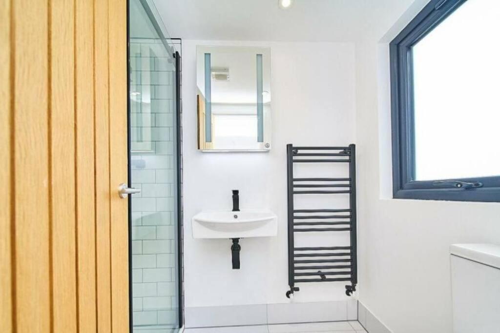 Spacious 4Br House, London, Sleeps 9, Parking Available Exterior foto